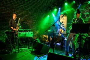 Jazzowa jesień: Grzech Piotrowski - Od lewej Grzech Piotrowski, Tamara Behler oraz Shachar Elnatan na scenie tarnowskich Piwnic TCK