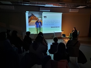 Zmysły i komunikacja koni – prelekcja behawiorystki Eweliny Haraf - Prelegentka podczas wystąpieni oraz uczestnicy spotkania.