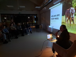 Zmysły i komunikacja koni – prelekcja behawiorystki Eweliny Haraf - Prelegentka podczas wystąpieni oraz uczestnicy spotkania.