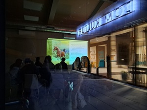 Zmysły i komunikacja koni – prelekcja behawiorystki Eweliny Haraf - Prelegentka podczas wystąpieni oraz uczestnicy spotkania.