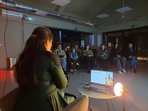 Zmysły i komunikacja koni – prelekcja behawiorystki Eweliny Haraf - Prelegentka podczas wystąpieni oraz uczestnicy spotkania.