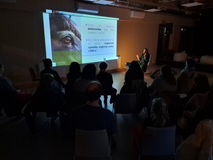 Zmysły i komunikacja koni – prelekcja behawiorystki Eweliny Haraf - Prelegentka podczas wystąpieni oraz uczestnicy spotkania.