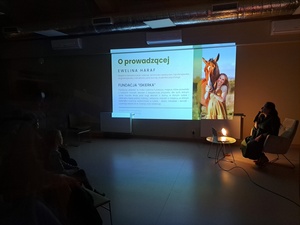 Zmysły i komunikacja koni – prelekcja behawiorystki Eweliny Haraf - Prelegentka podczas wystąpienia.