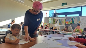 Kreatywne warsztaty - Zwierzyniec - Uczestnicy podczas warsztatów i prowadząca Dorota Omylska