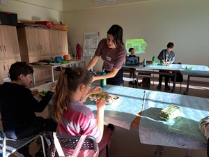 Kreatywne warsztaty - Zwierzyniec - Uczestnicy podczas warsztatów wraz z prowadzącą Angeliką Radoń