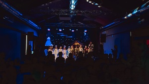 Jasełka Dzieci - Przedszkolaki podczas przedstawienia na scenie