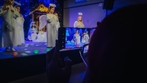 Jasełka Dzieci - Przedszkolaki podczas przedstawienia na scenie