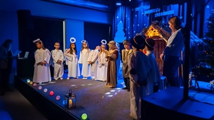 Jasełka Dzieci - Przedszkolaki podczas przedstawienia na scenie