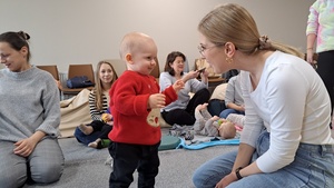 Muzyka dla smyka - zajęcia pokazowe - Mamy wraz z dziećmi podczas zajęć oraz prowadząca Magdalena Zaranek
