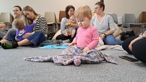 Muzyka dla smyka - zajęcia pokazowe - Mamy wraz z dziećmi podczas zajęć.