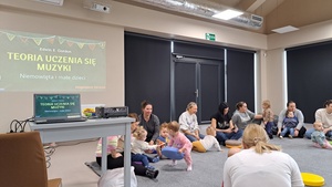 Muzyka dla smyka - zajęcia pokazowe - Mamy wraz z dziećmi podczas zajęć.