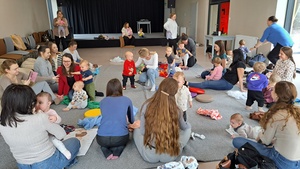 Muzyka dla smyka - zajęcia pokazowe - Mamy wraz z dziećmi podczas zajęć oraz prowadząca Magdalena Zaranek