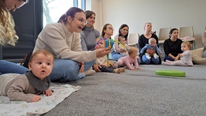Muzyka dla smyka - zajęcia pokazowe - Mamy wraz z dziećmi podczas zajęć.