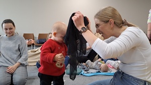 Muzyka dla smyka - zajęcia pokazowe - Mamy wraz z dziećmi podczas zajęć oraz prowadząca Magdalena Zaranek