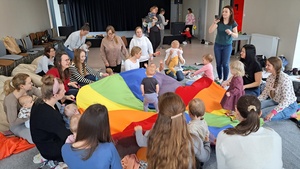 Muzyka dla smyka - zajęcia pokazowe - Mamy wraz z dziećmi podczas zajęć oraz prowadząca Magdalena Zaranek