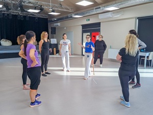 Dzień Kobiet w Dom.Ku - Uczestniczki Dnia Kobiet podczas warsztatów capoeiry