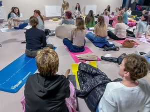 Dzień Kobiet w Dom.Ku - Uczestniczki Dnia Kobiet przed koncertem mis