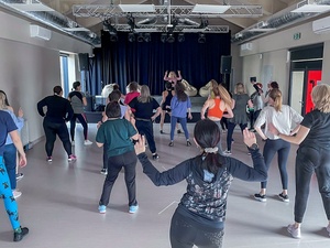 Dzień Kobiet w Dom.Ku - Uczestniczki Dnia Kobiet podczas warsztatów tanecznych