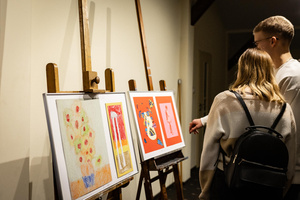 Wystawa semestralna Studio Art - Kropka, kreska, plama - Publiczność oglądająca wystawę