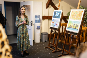 Wystawa semestralna Studio Art - Kropka, kreska, plama - Magdalena Sara Krawczyk podczas wernisażu