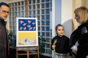 Wystawa semestralna Studio Art - Kropka, kreska, plama - Publiczność oglądająca wystawę