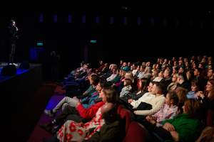 Koncert: Mikromusic Trio - Sebastian Szafarz zapowiadający koncert Mikromusic Trio