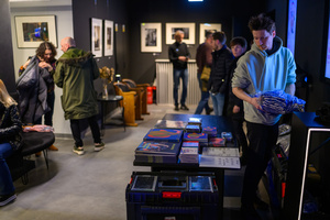 Koncert: Mikromusic Trio - Publiczność gromadząca się w holu kina Marzenie
