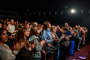 Koncert: Mikromusic Trio - Publiczność bijąca brawa dla Mikromusic