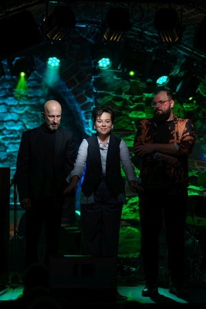 Koncert jazzowy: Kasia Pietrzio Trio - Artyści kłaniają się publiczności dziękując za występ.