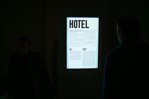 Wystawa: Hotel - Uczestnicy oglądający wystawę „Hotel”