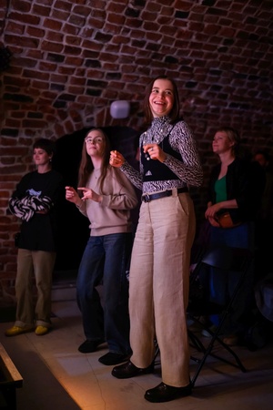 Koncert: Ania Szlagowska - Publiczność podczas koncertu, ludzie tańczą i bawią się.