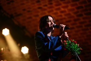 Koncert: Ania Szlagowska - Na scenie wokalistka Ania Szlagowska podczas koncertu.