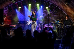 Koncert: Ania Szlagowska - Wokalistka Ania Szlagowska występuje z zespołem muzycznym podczas koncertu.