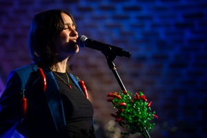 Koncert: Ania Szlagowska - Wokalistka Ania Szlagowska występuje z zespołem muzycznym podczas koncertu.