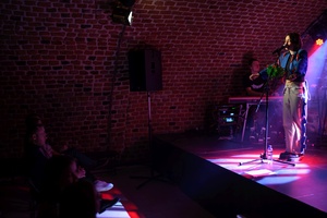 Koncert: Ania Szlagowska - Wokalistka Ania Szlagowska występuje z zespołem muzycznym podczas koncertu.