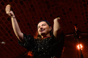 Koncert: Dikanda - Katarzyna Bogusz na scenie Piwnic TCK podczas koncertu zespołu Dikanda