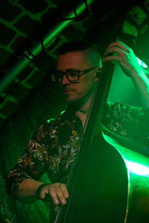 Koncert: Dikanda - Grzegorz Kolbrecki grający na kontrabasie podczas koncertu zespołu Dikanda