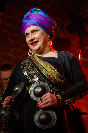 Koncert: Dikanda - Anna Witczak-Czerniawska na scenie Piwnic TCK podczas koncertu zespołu Dikanda