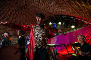 Koncert: Dikanda - Dominiki Bieńczycki grający na skrzypcach podczas koncertu zespołu Dikanda