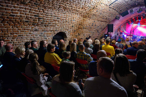 Koncert: Dikanda - Publiczność gromadząca się w Piwnicach TCK