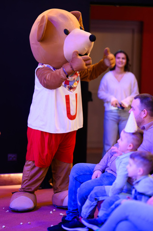 Rozmarzone poranki: Nowe przygody Misia Uszatka - Duża maskotka Misia Uszatka wśród publiczności Rozmarzonych poranków