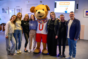 Rozmarzone poranki: Nowe przygody Misia Uszatka - Pamiątkowe zdjęcie pracowników Tarnowskiego Centrum Kultury z Misiem Uszatkiem