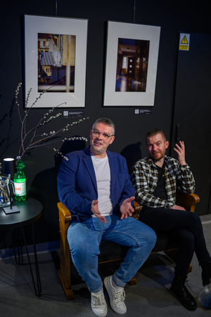 Rozmarzone poranki: Nowe przygody Misia Uszatka - Od lewej Sławomir Ramian i Piotr Niedojadło w holu kina Marzenie