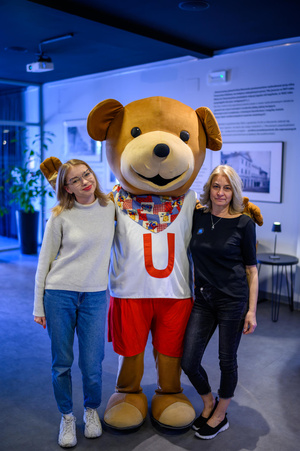 Rozmarzone poranki: Nowe przygody Misia Uszatka - Pamiątkowe zdjęcie pracowników Tarnowskiego Centrum Kultury z Misiem Uszatkiem