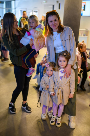 Rozmarzone poranki: Nowe przygody Misia Uszatka - Uczestnicy Rozmarzonych poranków w holu kina Marzenie