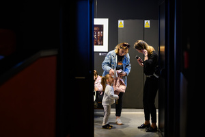 Rozmarzone poranki: Nowe przygody Misia Uszatka - Uczestnicy Rozmarzonych poranków przed wejściem na salę kina Marzenie