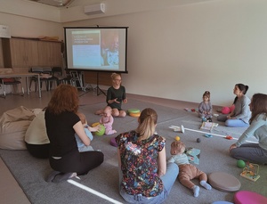 Tu mamy spotkamy: Maluch przy stole - Uczestniczki podczas spotkania