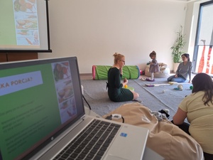 Tu mamy spotkamy: Maluch przy stole - Uczestniczki podczas spotkania