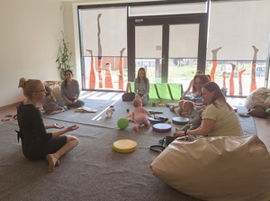 Tu mamy spotkamy: Maluch przy stole - Uczestniczki podczas spotkania