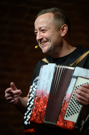 Koncert: Czesław Mozil Solo - Czesław Mozil grający na akordeonie na scenie Piwnic TCK